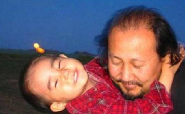 腾格尔|女儿因病离世,妻子和他离婚,腾格尔的人生尽是泪水