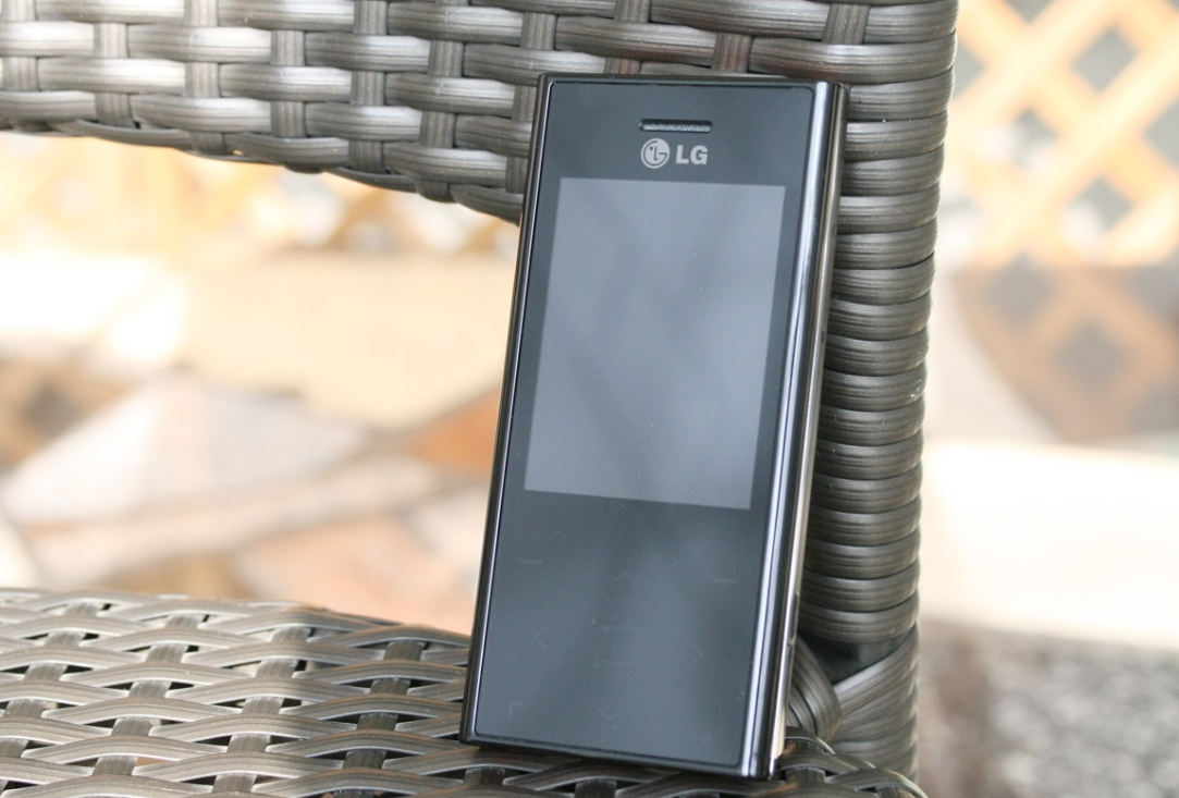 |LG bl20e，黑红的配色很经典，可当备用机使用