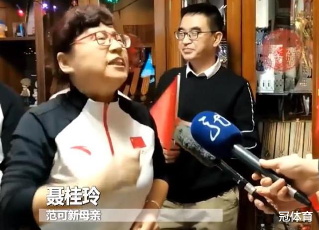 任子威|曲春雨拥抱替补选手，韩国教练紧握任子威胳膊，手下败将祝贺中国