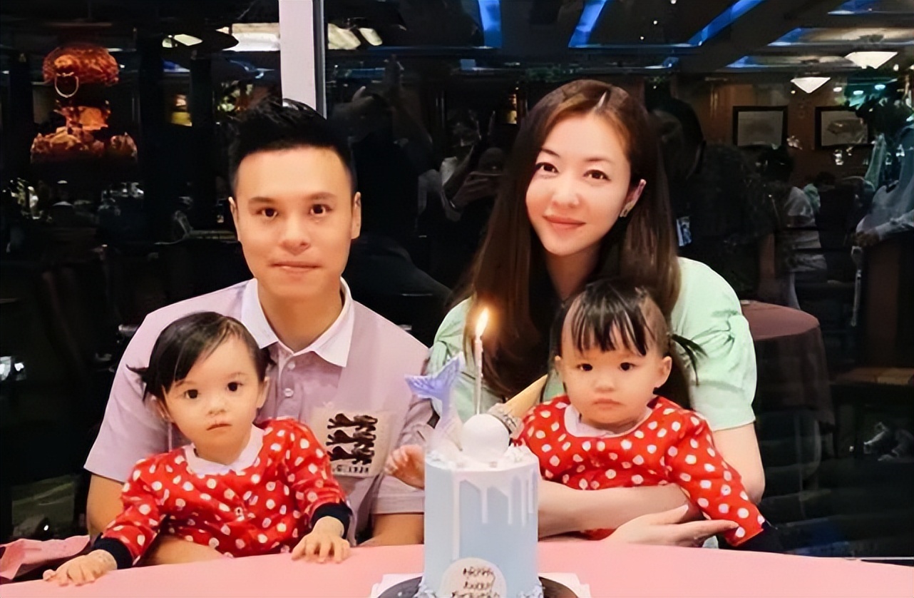 熊黛林|熊黛林晒全家福庆结婚6周年,穿豹纹配短裤秀性感,俩囡囡差异大