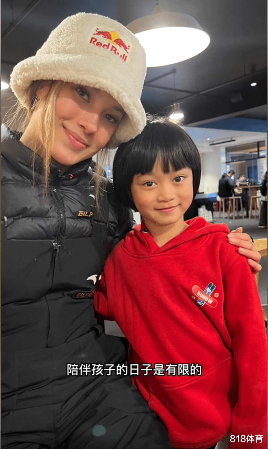 谷爱凌|温柔! 谷爱凌高马尾靓丽现身新西兰蹦床馆, 跪地搂两位中国小朋友合照