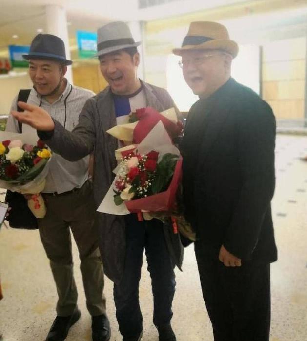 王刚|张国立、张铁林、王刚澳洲带家属聚餐！被调侃：又是和二掏钱？