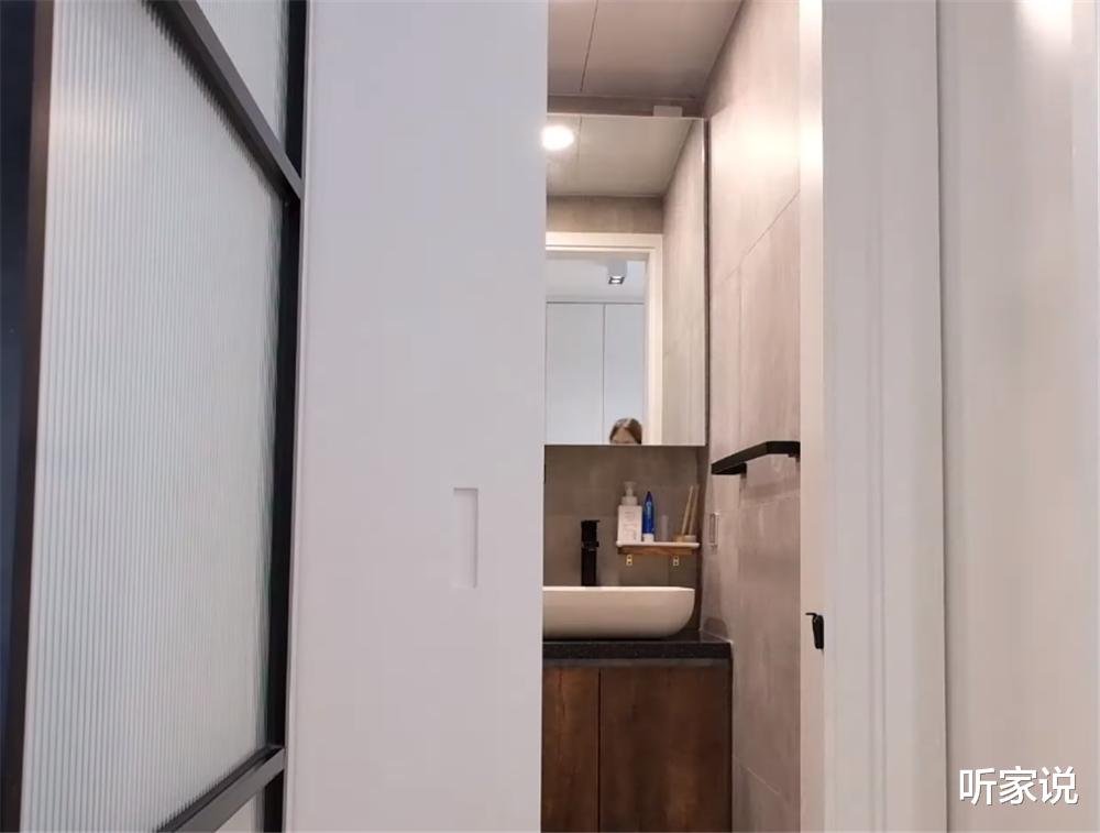 香港小夫妻买下36㎡蜗居,利用“钻石房”做斜客厅,两人住太爽了