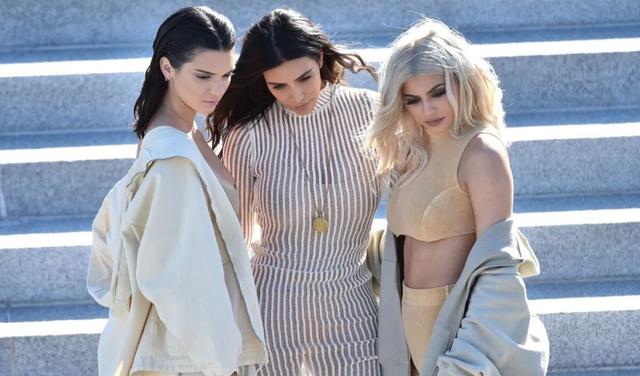 金·卡戴珊|卡戴珊又坐私人飞机！小13岁男友如跟班，6亿代步工具，太壕了