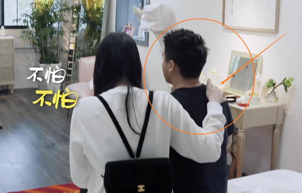 人世间|奚梦瑶大热天穿棉服现身妇产科,素颜出镜,双手捂肚慢慢走出门!