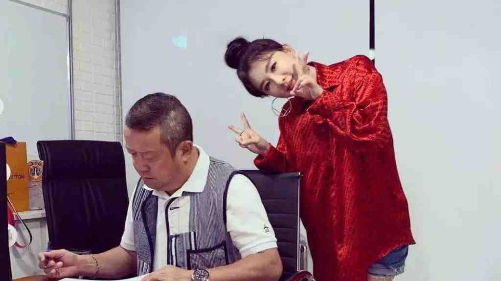 孟瑶|39岁晶女郎离婚3年移居美国做未婚妈妈，高调自爆第二春秘密生子