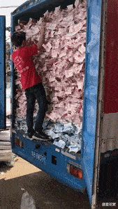 |“钓鱼的时候飞到我手上的，第一次见，有知道这是什么的吗？”