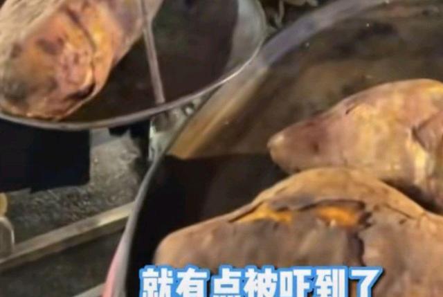 女孩街头遇红薯刺客:称完18块,其实不贵?8块钱一斤