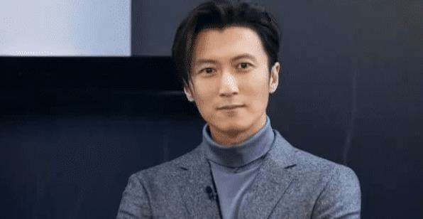 谢霆锋|谢霆锋爱惨了王菲!分手风波后近照憔悴落寞,身形消瘦手全是伤