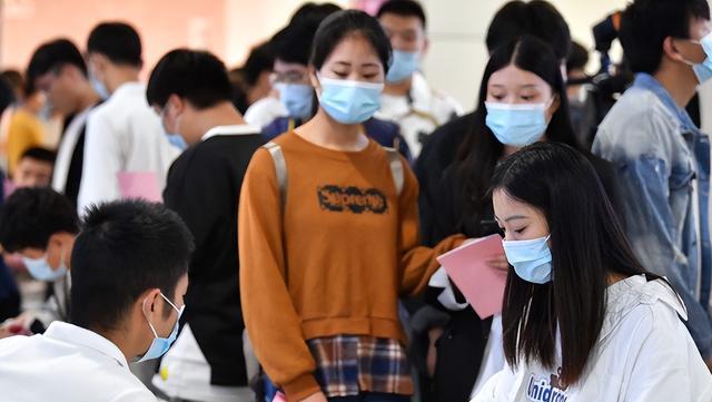 00后|“下班时间，不谈工作只说情怀”，公司肆意降薪，00后却集体摆烂