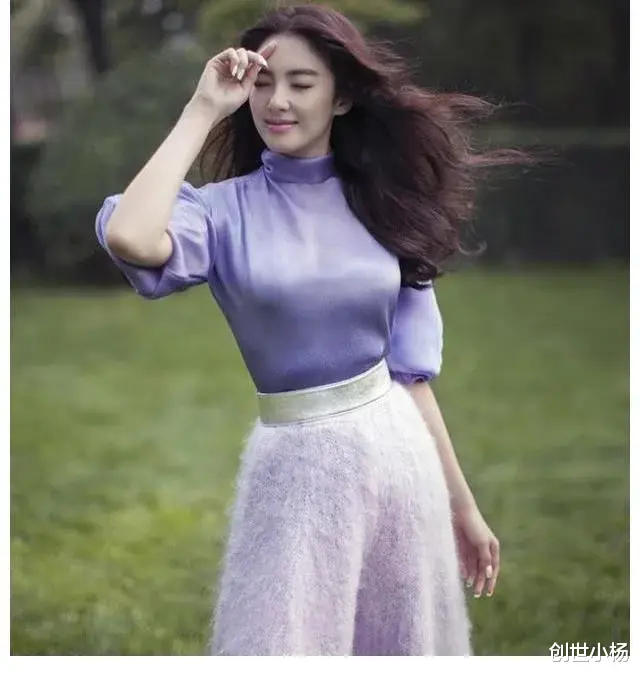 张雨绮|张雨绮在草坪上拍大片,穿搭清爽妆容淡雅,三套衣服穿出三种美感