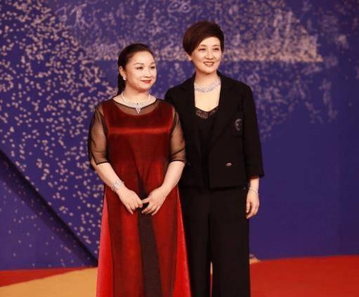 邓婕|64岁的邓婕，分手协议成她一生的痛，养女长相越长越像张国立