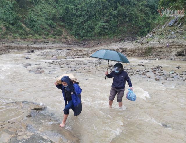 观山湖|艰辛！越南高寒山区师生跋山涉水去学校，先乘船再步行趟水到学校