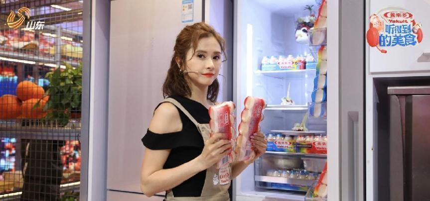 奔五的人还是要穿显年轻的服装，像何美钿这么穿，还能有少女感