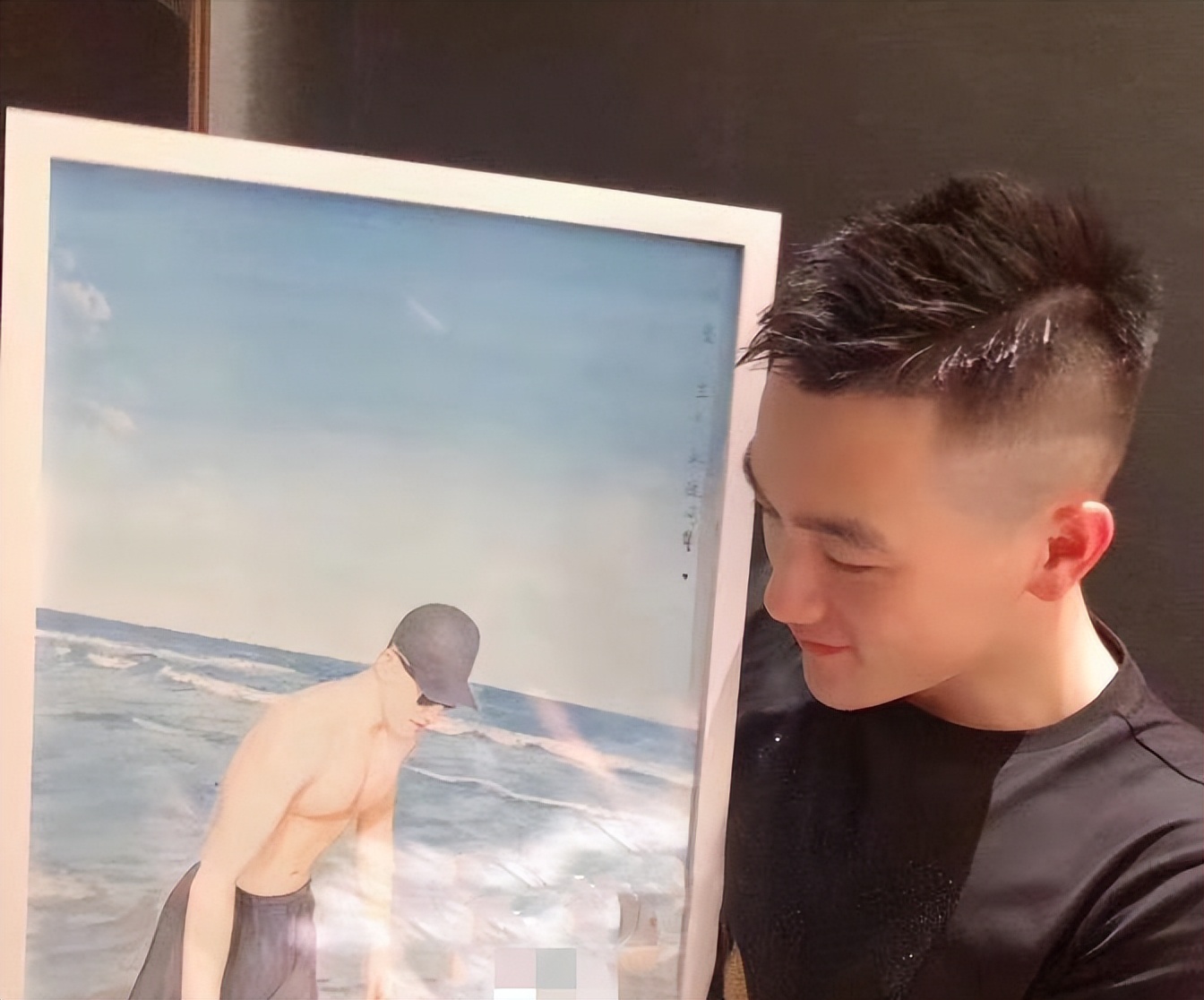 张馨予|张馨予罕见秀恩爱，用口红在何捷手上画爱心，十指相扣庆祝结婚四周年