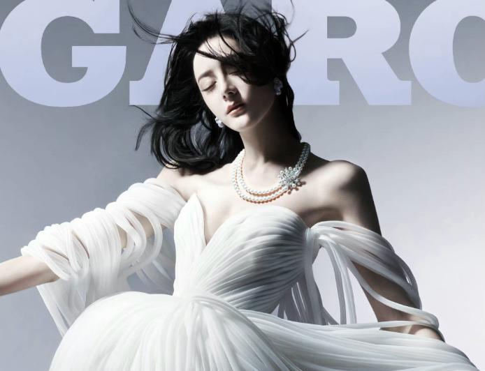 迪丽热巴|迪丽热巴10月封面再次封神，身穿白裙宛如仙女，花絮曝光真实颜值