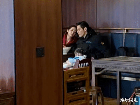 郭碧婷|向佐一家三口面馆被偶遇！穿着朴素没星味，郭碧婷素颜状态够女神