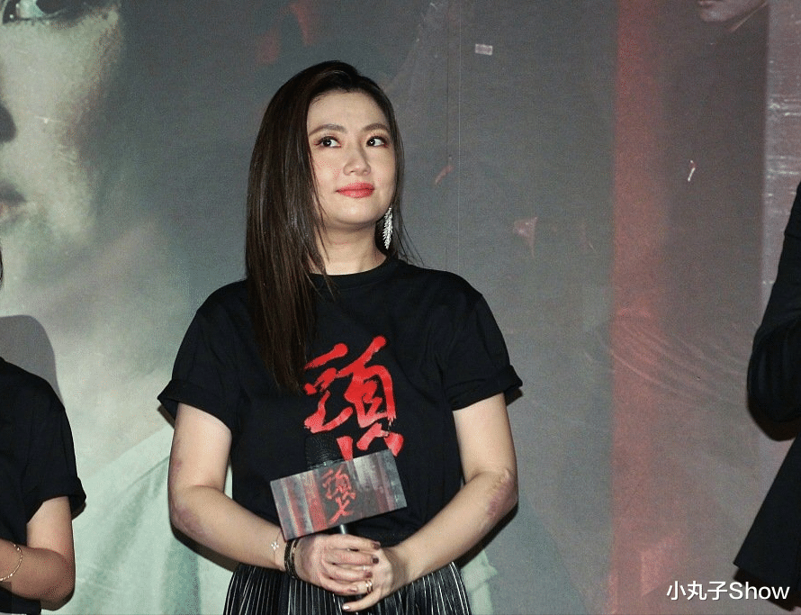 Selina|Selina任家萱亮相活动，T恤半裙穿出五五身材，自爆男友称她萱宝