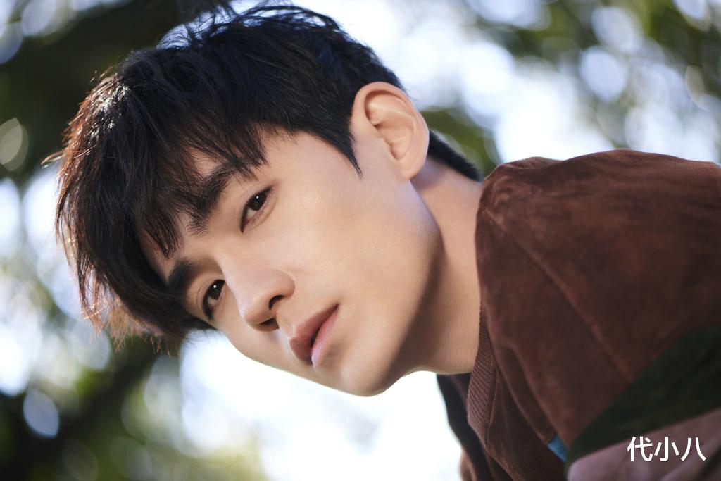 朱一龙|双标现场!朱一龙被曝吸烟视频,网友评论与当年的王源截然不同。