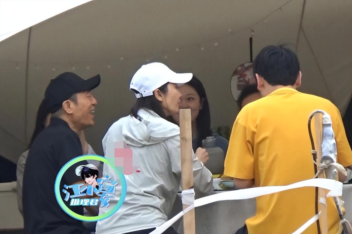 江珊|72岁张艺谋片场吃饭!与女主角等同桌有说有笑,坐塑料凳接地气