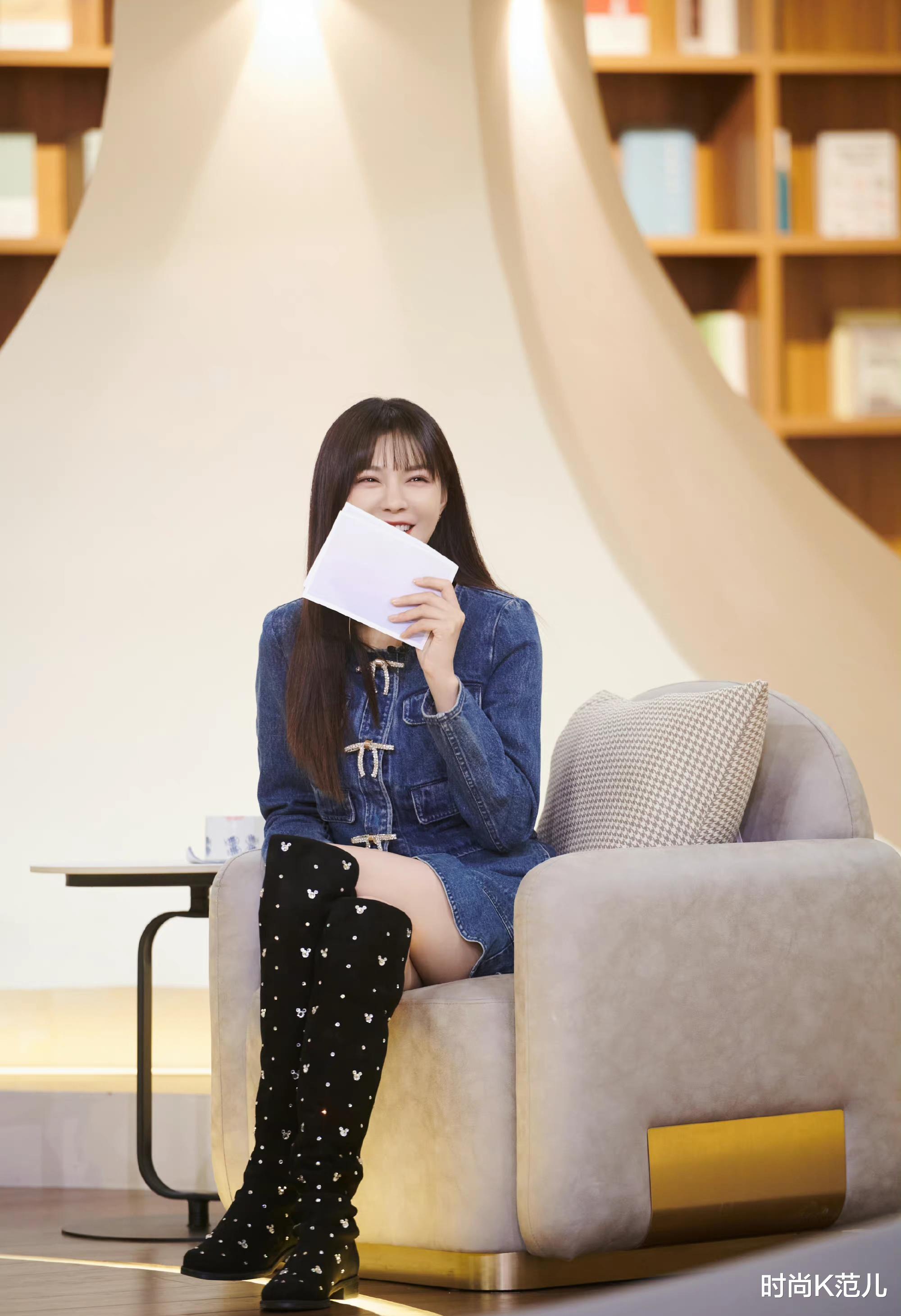 运动 沈梦辰又剪空气刘海了,穿一身牛仔裙录节目,乖巧又甜美!