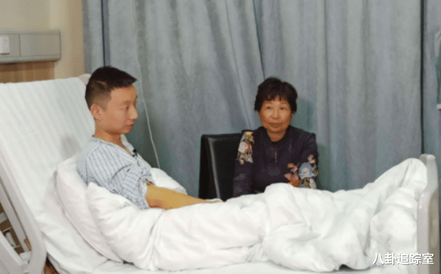 郭麒麟|心真大！杜新枝获郭爸献花，妆发精致一脸幸福，和许敏差距太明显