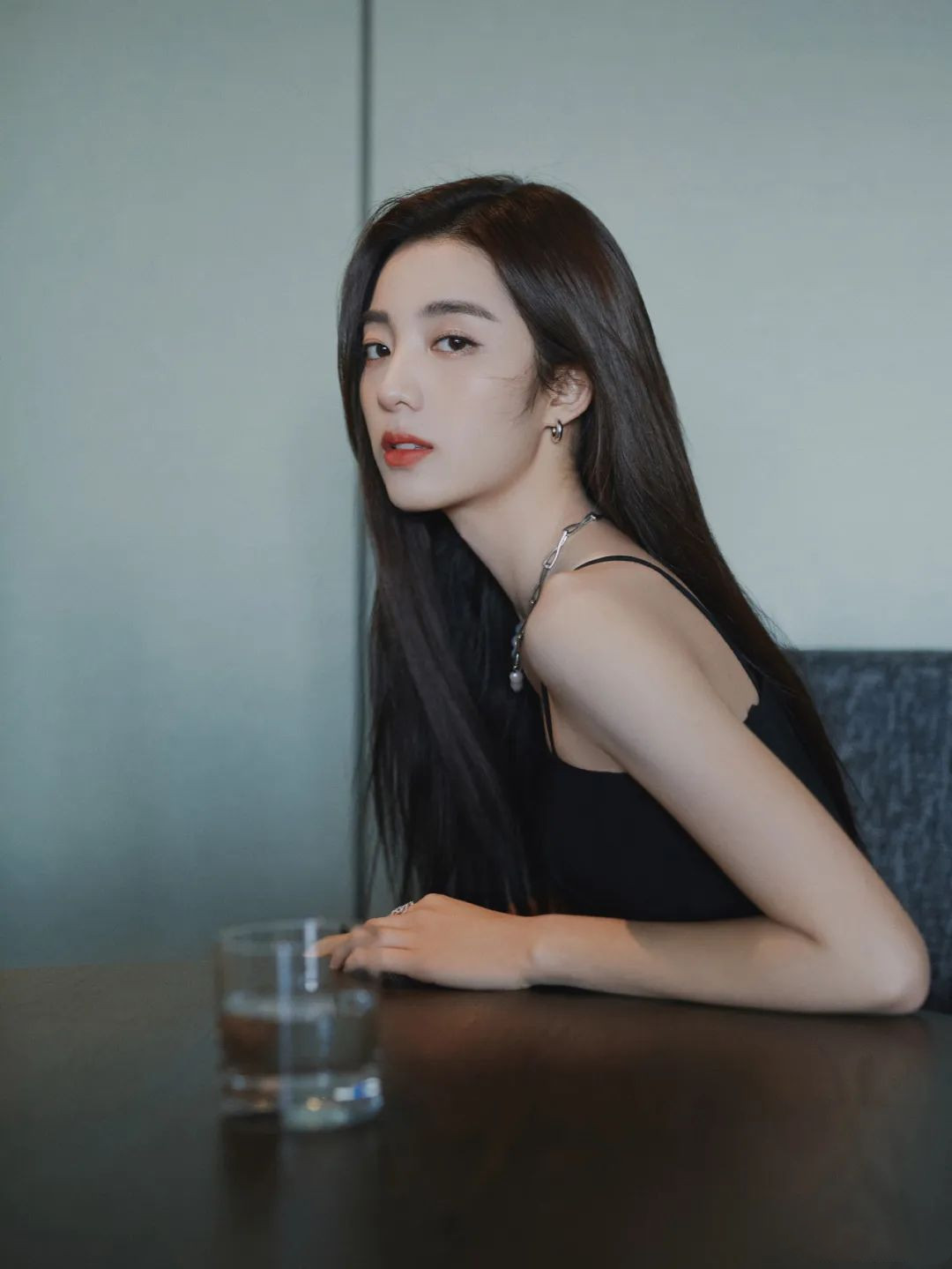 万鹏|万鹏，屏幕上的彪悍女汉子，现实生活的她，美得让人窒息