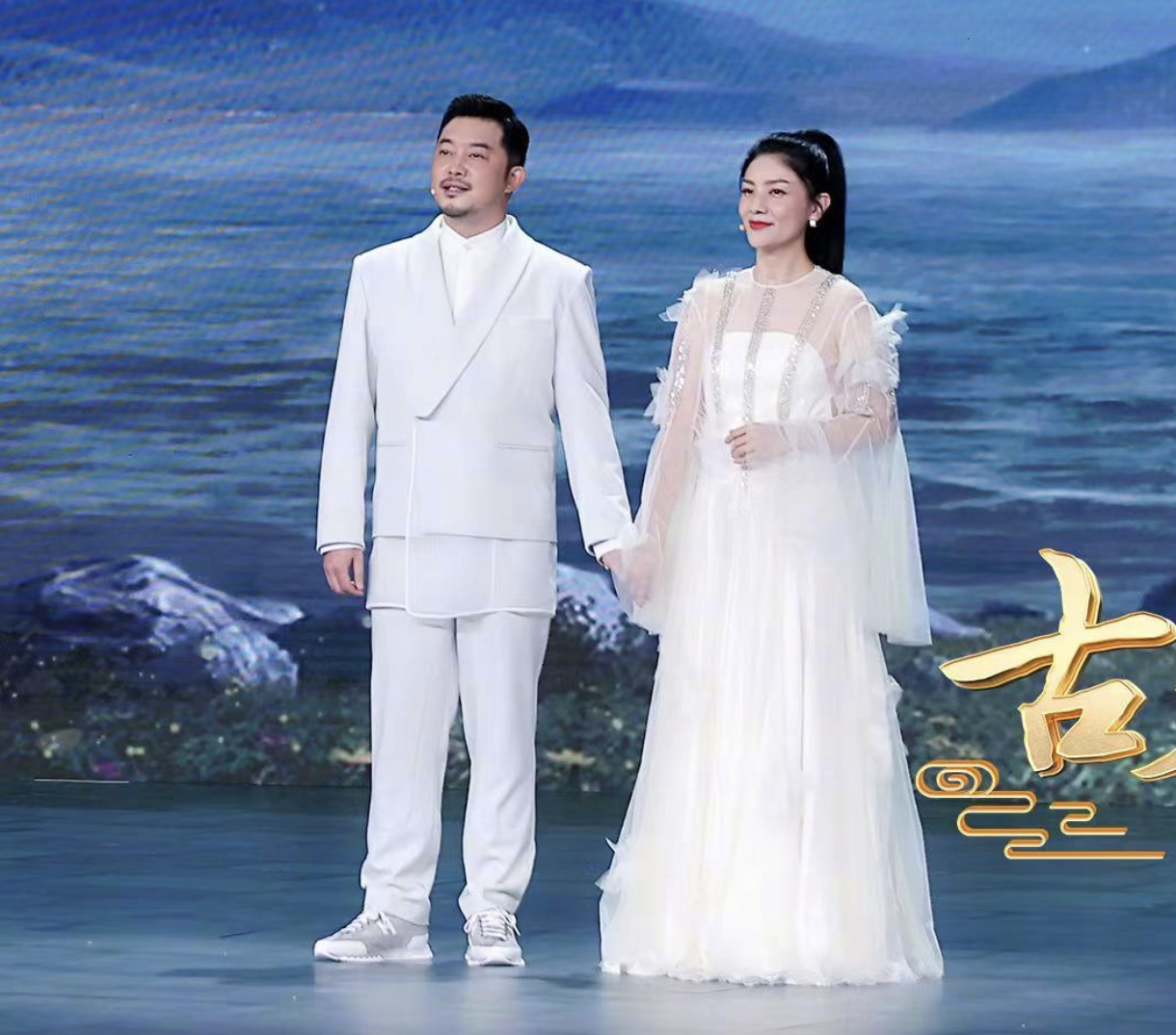 胡可|沙溢夫妇晒晚会演出照,胡可腰变粗孕相十足,曾因肚子隆起被质疑怀三胎