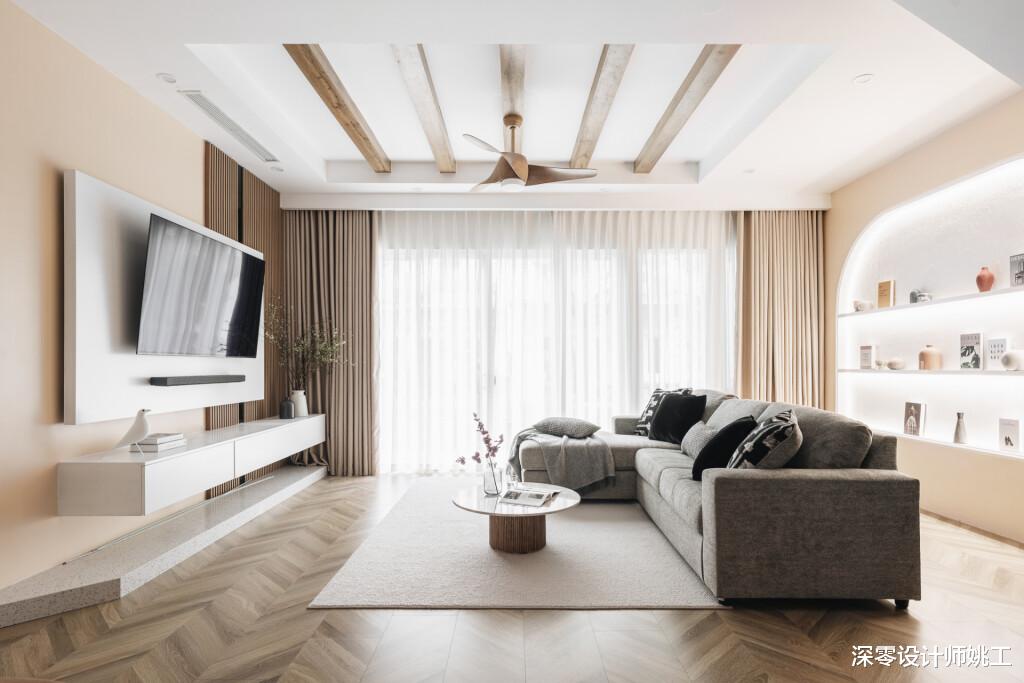 4口之家的210㎡豪宅,客厅沙发墙打造弧形隔板,凸显空间层次感