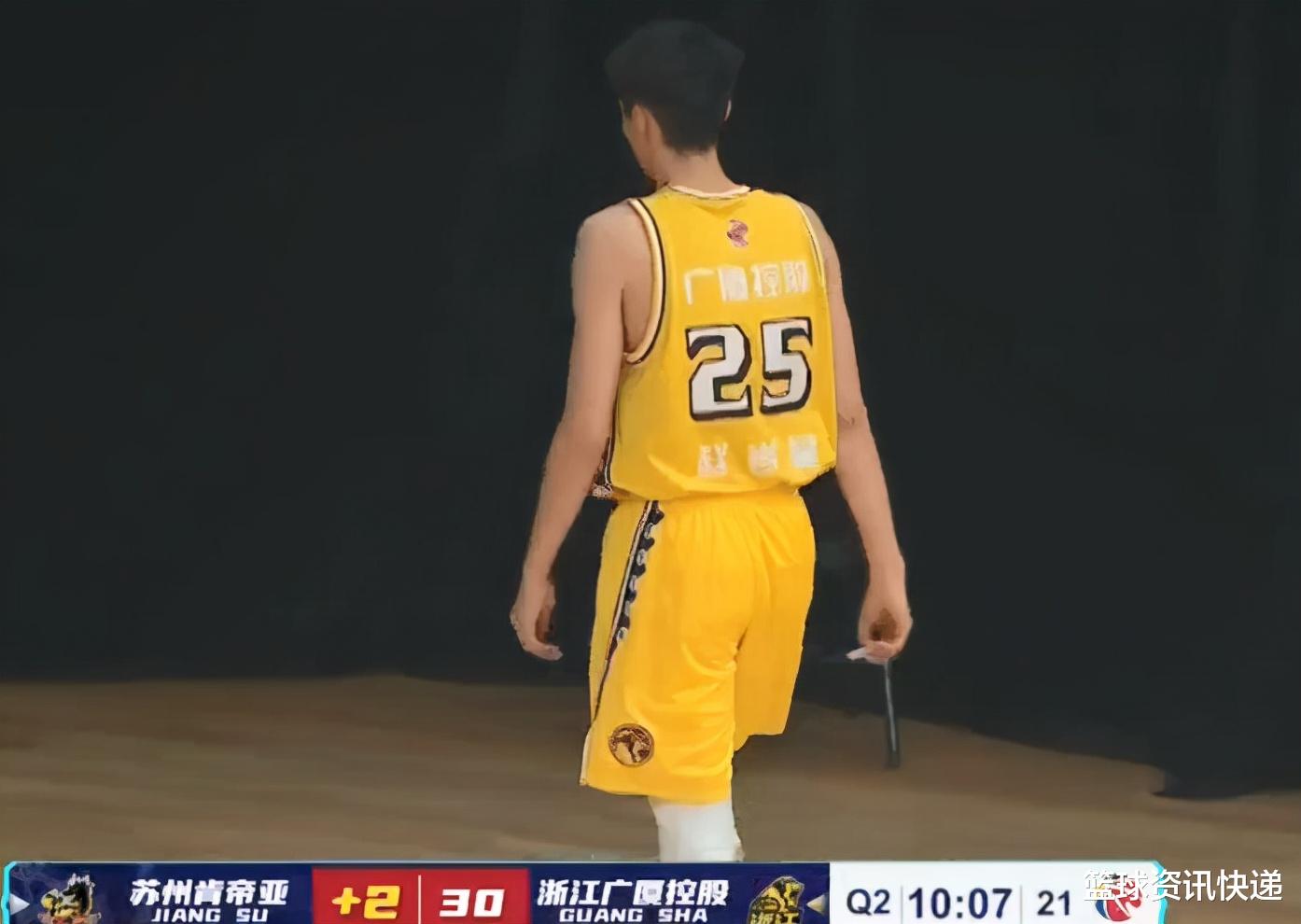 赵岩昊|CBA爆发激烈冲突！赵岩昊和主教练吵了起来，直接离开回到更衣室