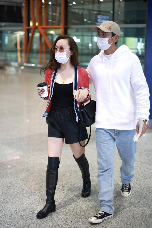 霍思燕|杜江真挺宠霍思燕的，都老夫老妻了还搂那么紧，不穿情侣装都恩爱