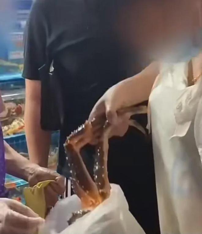 三亚|海南三亚，一游客在海鲜市场买帝王蟹时，发生一件让人气愤的事情