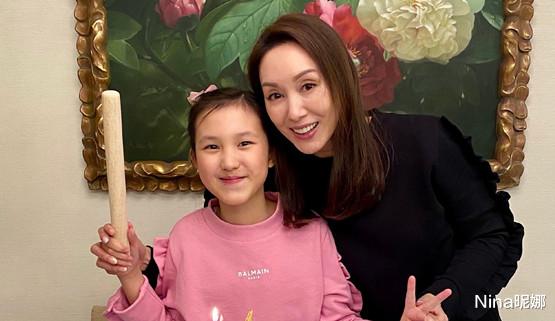 美甲 郭可盈年后晒生活近照，穿紫色针织衫似小媳妇，红色美甲过年真洋气