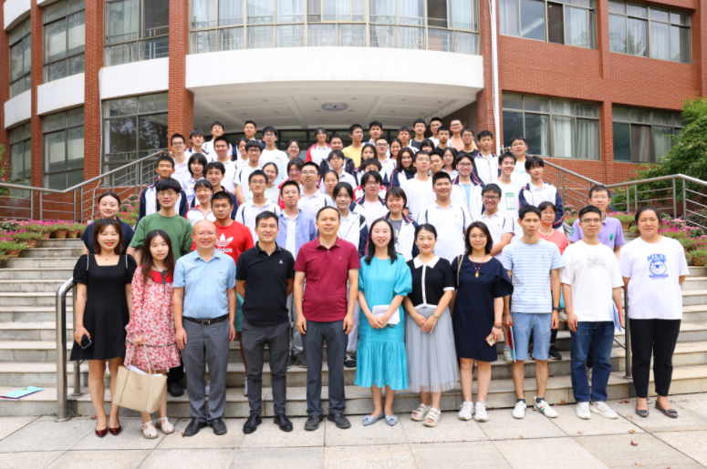 教师|“清华北大本科即可”，华师附中招聘教师，语气堪称“凡尔赛”