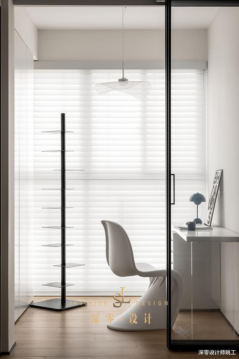 说实话,豪装不一定有她家舒适,客厅整面高柜有藏有露,收纳能力强悍