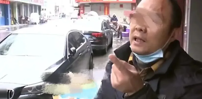 浙江杭州,一男子拿着一套保暖内衣前来退货,告诉店家买小了要退换