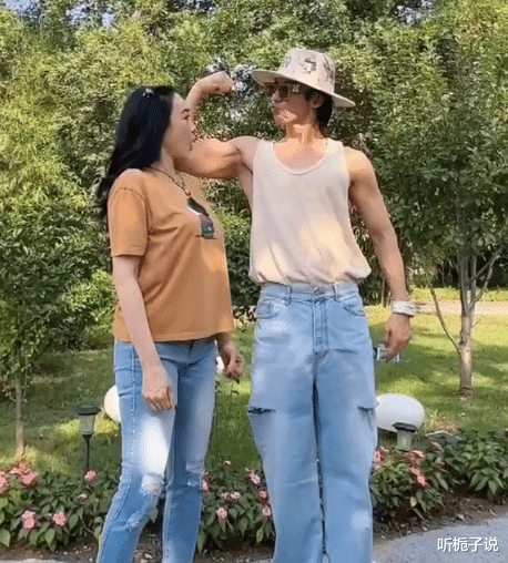 钟丽缇|52岁钟丽缇,携小12岁丈夫在公园热舞!穿着休闲减龄十岁,很年轻