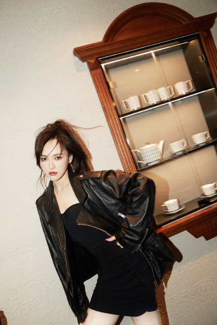 唐嫣|唐嫣写真大片曝光 全黑穿搭酷飒冷艳