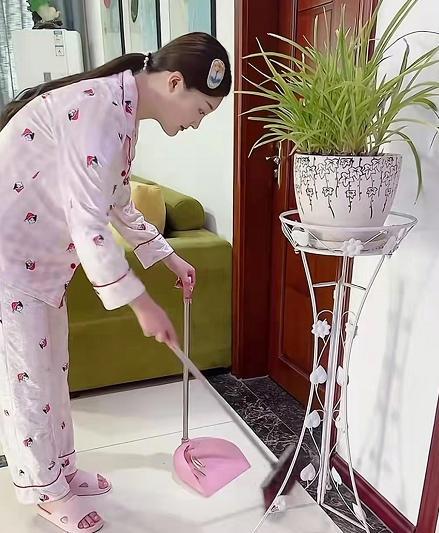 陈亚男|陈亚男母亲晒女儿居家日常，扫地浇花、包饺子，一副贤妻良母形象