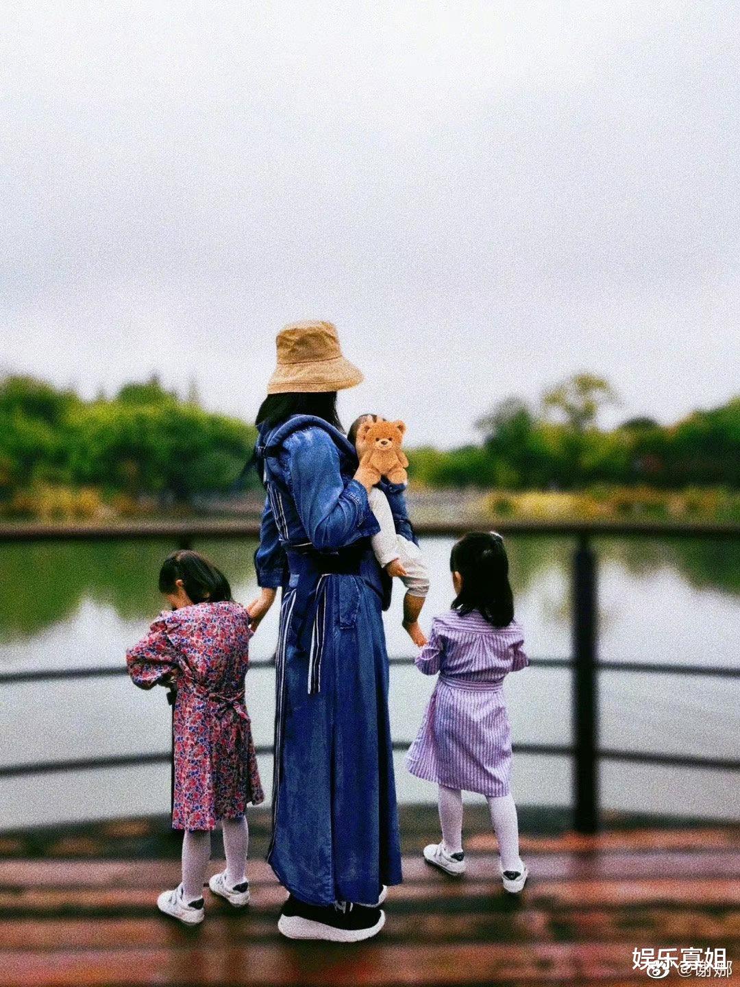 谢娜|谢娜晒背影照为跳跳俏俏庆生，身穿红色运动服在绿茵场上快乐奔跑