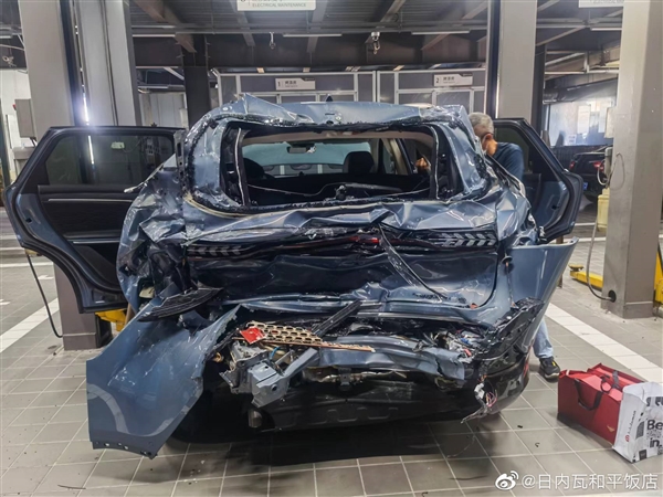 岚图FREE被大货车追尾连撞五车 车主:人没事、再买一台!