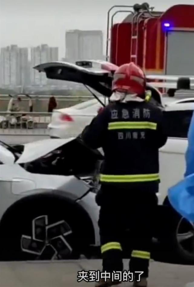 前车女子后备箱取物，后车女司机追尾致其身亡！