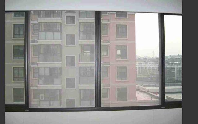 夏天到了,你家窗纱还是像往常那样拆下来清洗吗?其实根本不需要