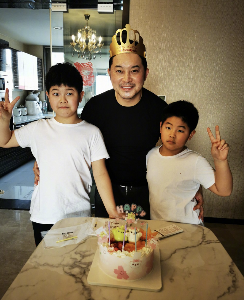 胡可|11岁安吉被拍长高变胖眯眯眼抢镜,胡可腹部隆起明显被质疑怀三胎