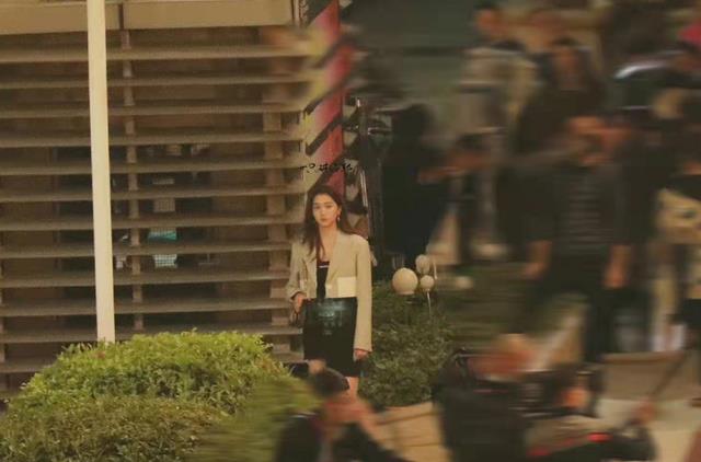 关晓彤|关晓彤《二十不惑2》路透图长腿好惹眼，网传男友鹿晗也来客串！
