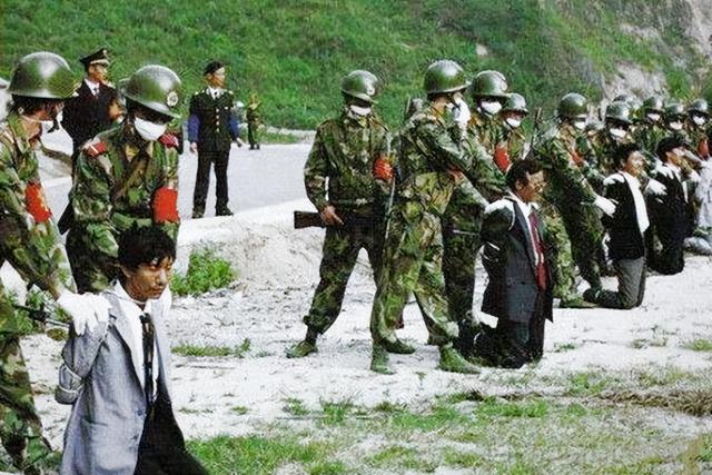 湖南悍匪邓文斌：特种兵出身，作案300余起，跨3国娶5个老婆