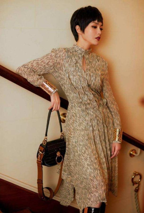 唐嫣|唐嫣罕见挑战短发造型，温柔甜心变时尚辣妹，配烟熏妆差点认不出