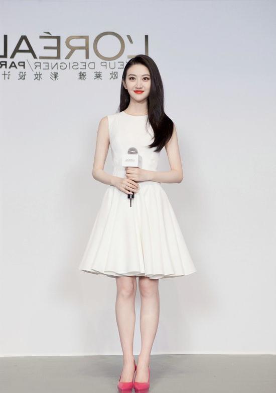 黄绮珊|邱淑贞女儿好甜美,穿背心裙真显名媛气息,不输妈妈当年的风采