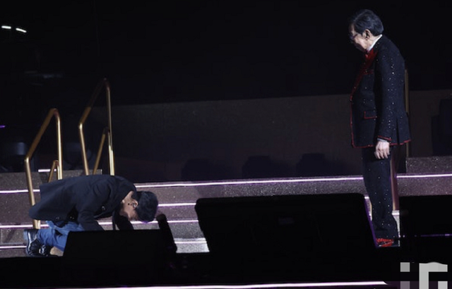 胡枫|90岁胡枫开演唱会阵仗大，张学友下跪磕头感谢