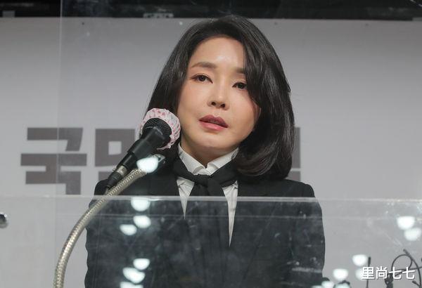 长腿 整容痕迹太明显!韩国新晋第一夫人,49岁硬变20岁满脸肿胀太僵硬